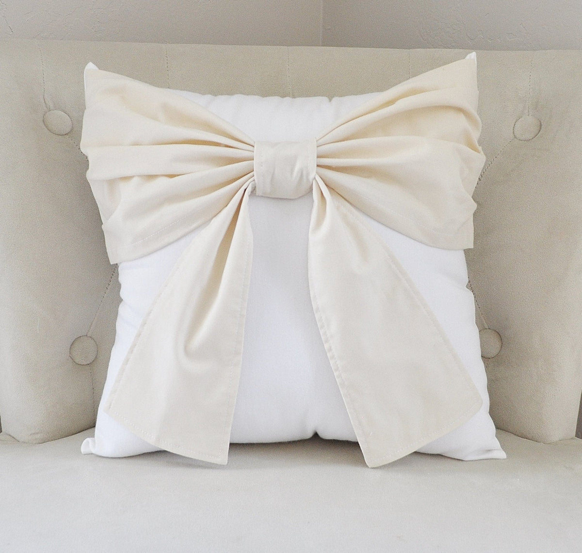http://daisymanor.com/cdn/shop/products/Cream_Bow_on_White_Pillow_1200x1200.jpg?v=1590808941